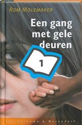 Een gang met gele deuren