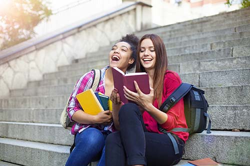 leerlingen met boeken op de trap